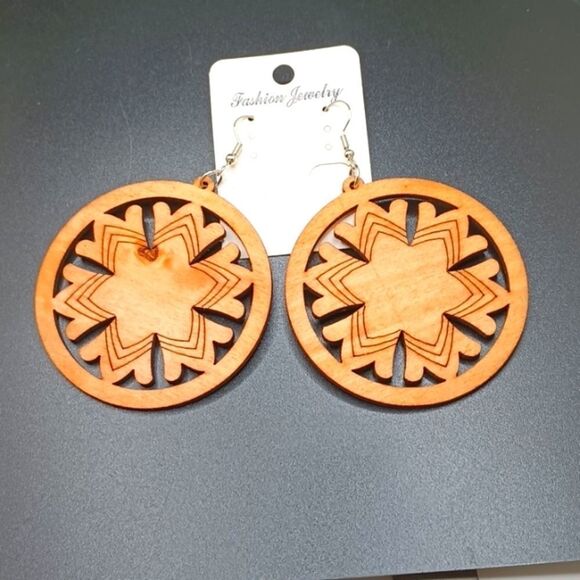 BOHO wood carved snowflake shape earrings - Picture 1 of 3